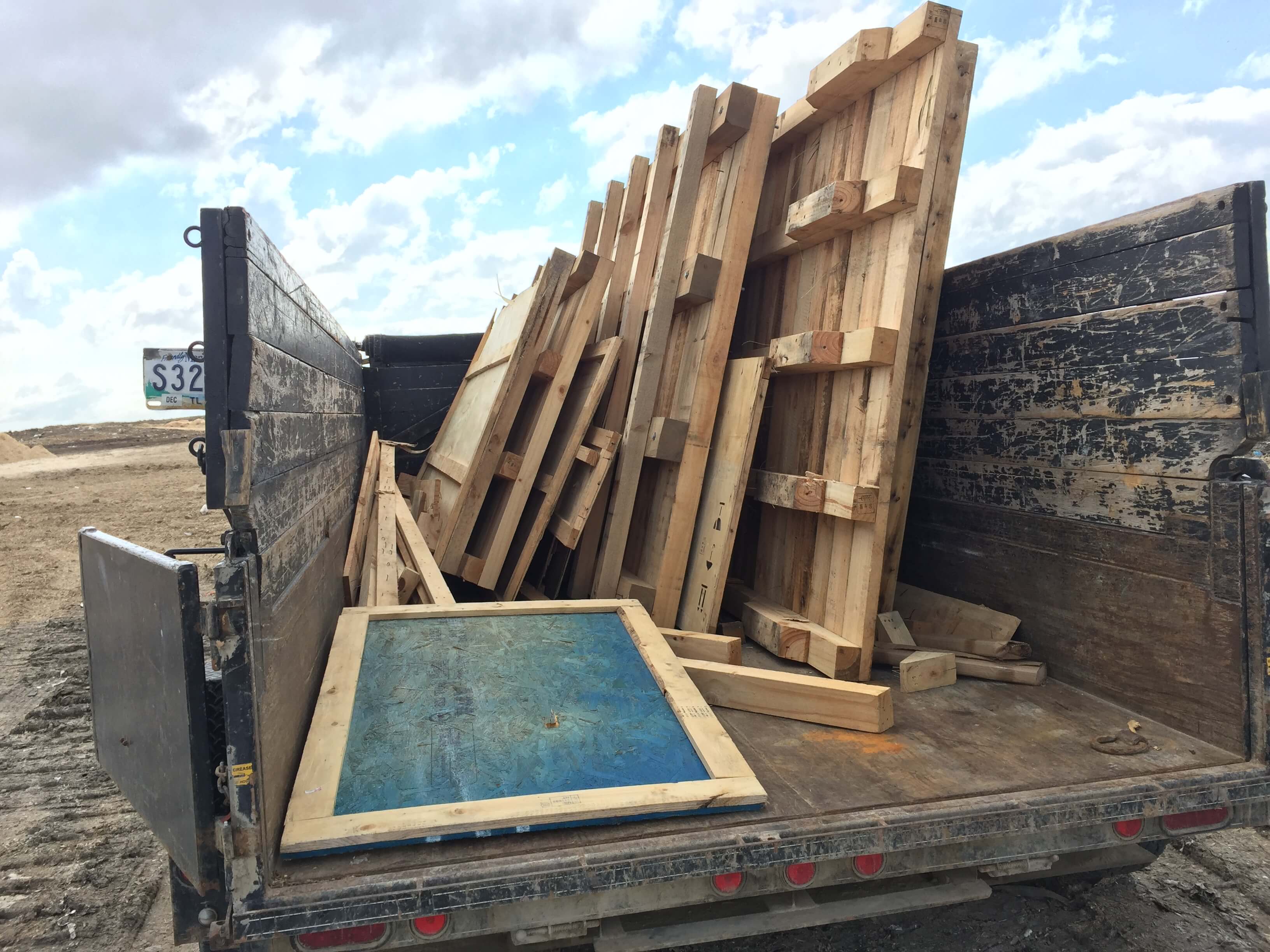 Junk To Go, Junk Removal Winnipeg, Garbage Truck, Dump trailer, dump truck, Garbage Removal, Bin service, dumpster, cont