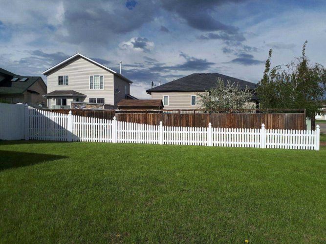 Winnipeg Vinyl Fencing work sample