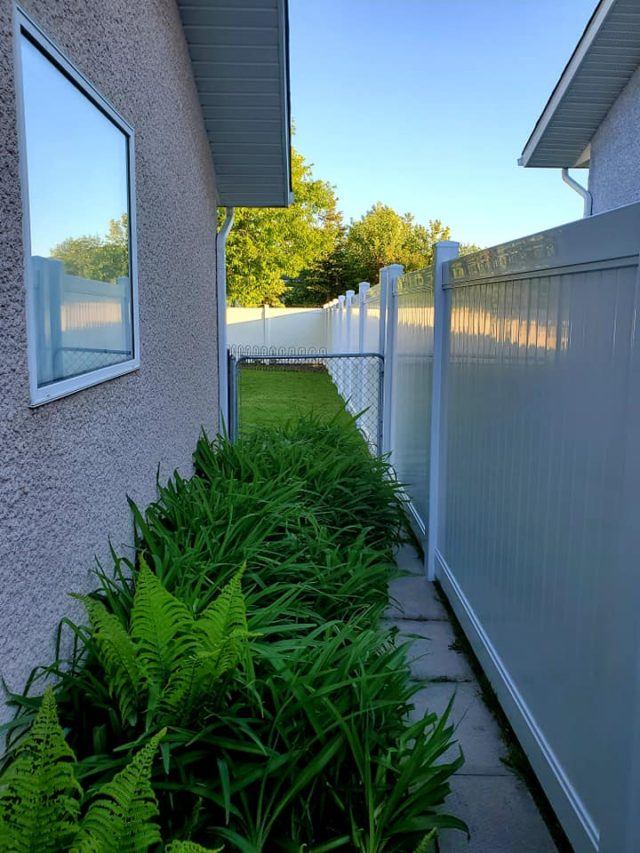 Winnipeg Vinyl Fencing work sample